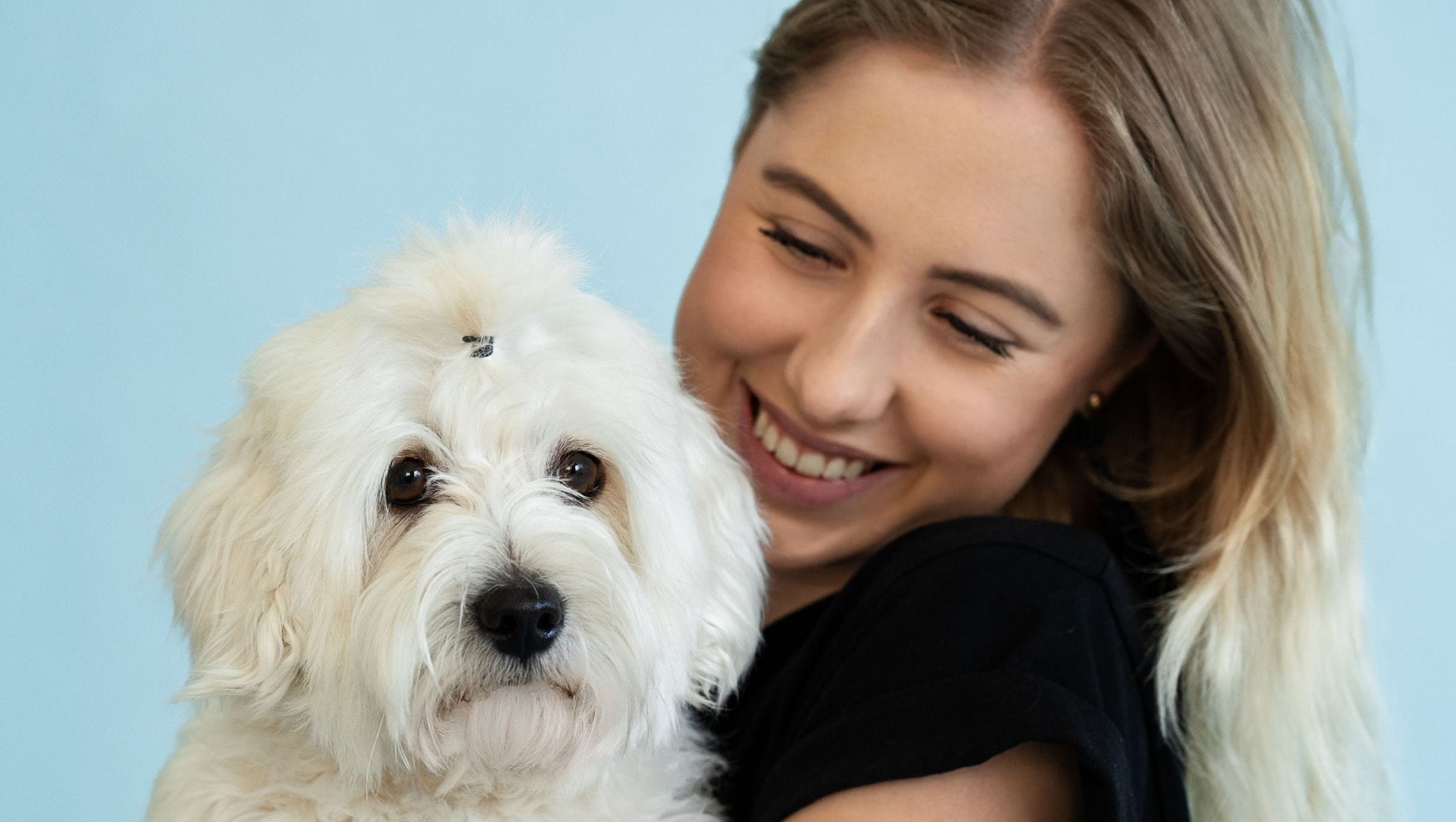 pige med lille hvid hundVuffeli hundeblog