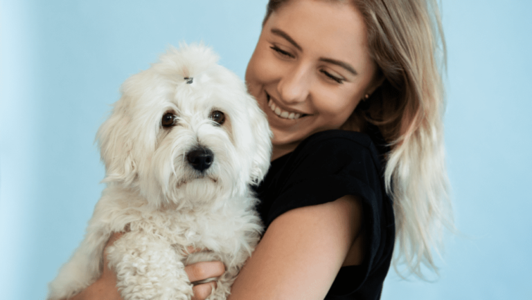 pige med allergivenlig hund der ikke fælder