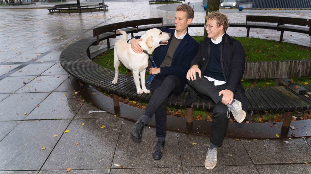 Mads Smith og Christian Yding med hund, Vuffeli